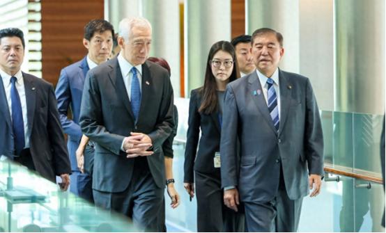 2025年8月25日，在日本投降80周年特殊时期，访日的新加坡国务资政李显龙站得