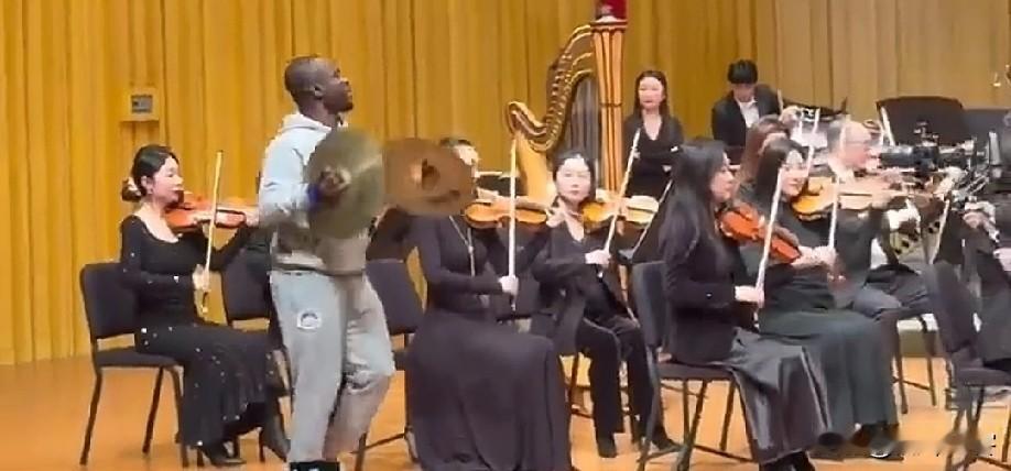 再多的温情也难以抵挡金钱的欲望，阿奇姆彭义无反顾的离开河南队给予大家的思考？尽