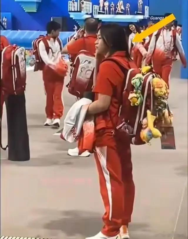 全红婵出征全运会：边备战边迎期中，身负3000万代言仍背《新闻学概论》全运会即将