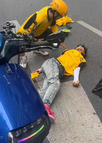 又有一名年轻的外卖员走了四川自贡，19岁的外卖员送餐途中因路面湿滑不慎摔倒不