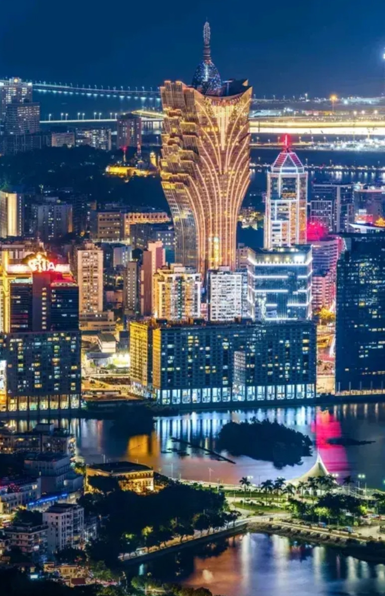 在澳门，粤语是主流，但讲普通话也是中国人的责任，公众人物更应在公共场合带头。就像