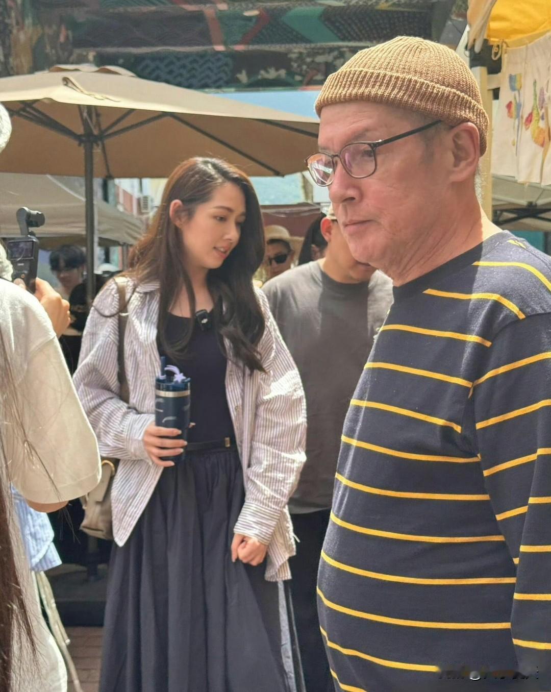郭碧婷携父亲现身云南大理，街头瞬间成为焦点。路人纷纷围观，粉丝争相拍照，郭碧婷笑