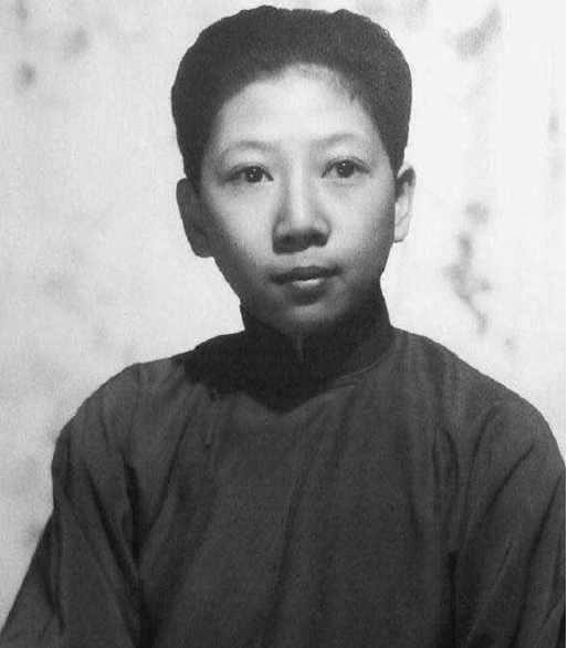 1994年，孔令伟去世，其姐孔令仪为她脱去男装，换上旗袍，画上淡妆，随后低头啜泣