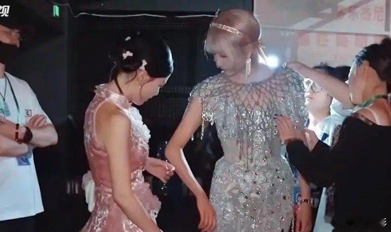 关晓彤明明很瘦了，结果跟金靖站一起，瞬间就吃了大亏！她整个人看起来人高马大的，金