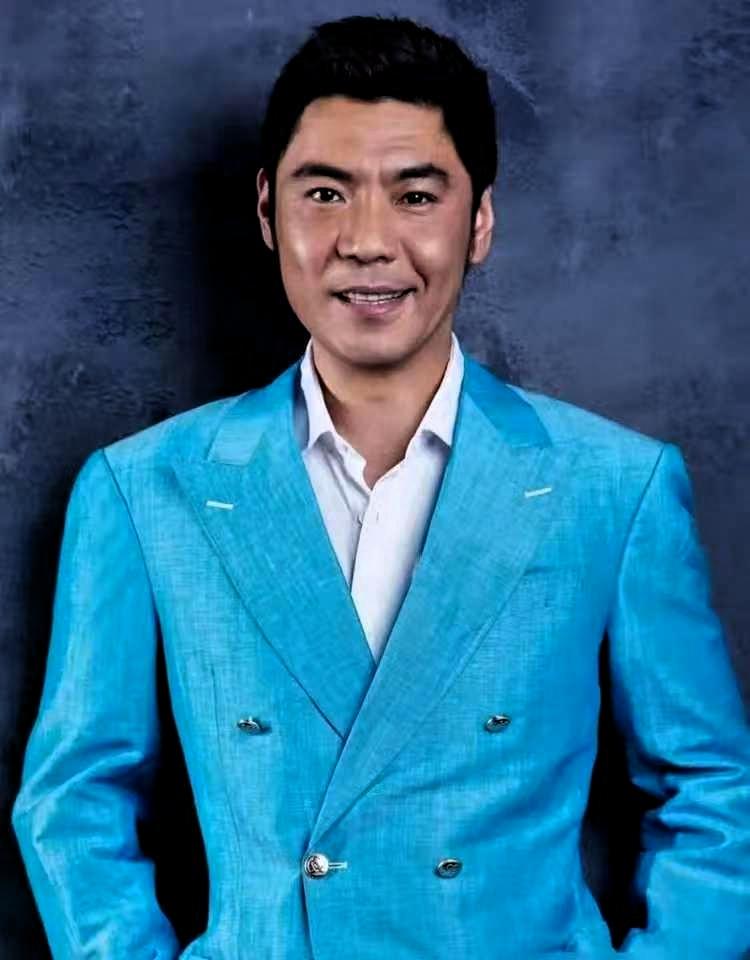 刚刷到屠洪刚的家事，我真是胸口堵得慌他的亲生大儿子在美国读书时，学费是自