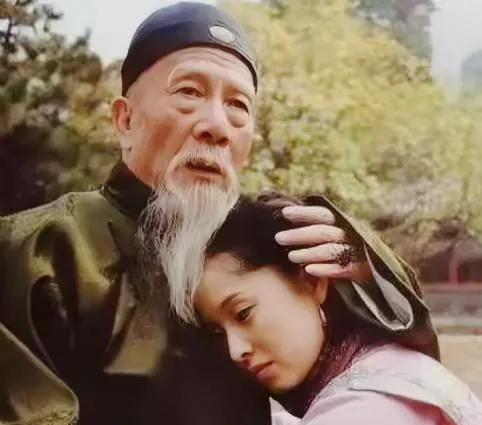 1881年秋，左宗棠收复新疆凯旋，获慈禧封赏，却同时被赐予十七岁宫女章怡为妾。章