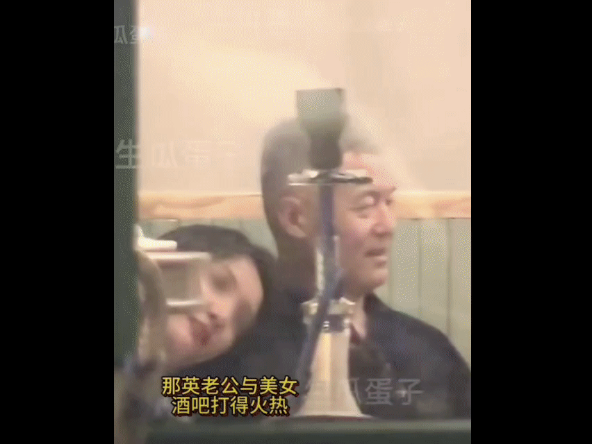 那英“后院起火”？让子弹再飞一会！近日，有媒体拍到那英老公孟桐与一年轻女子在