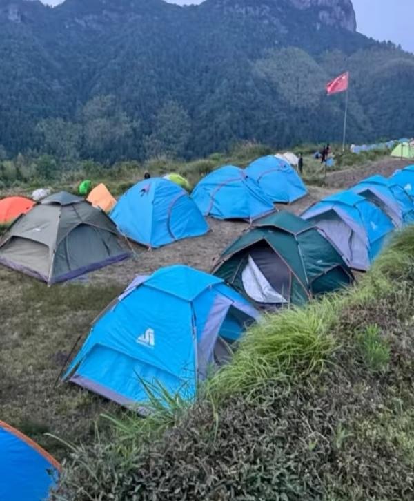 这下好了不光本地人知道了，全国人也都知道了！涨价的酒店傻眼了，刚涨完价，结