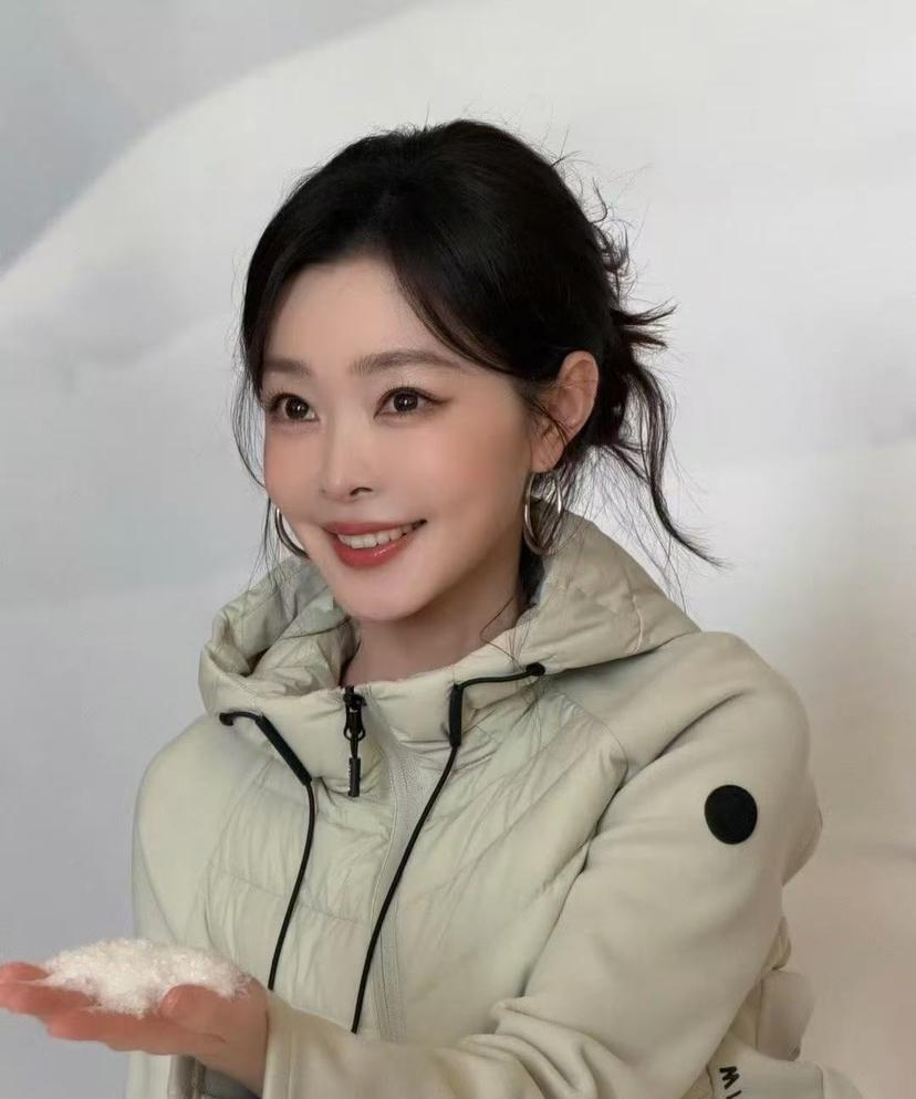 娱乐圈最狠的女明星就是宋轶万万没想到之前被网友吐槽脸僵像换头，最近直接用状态