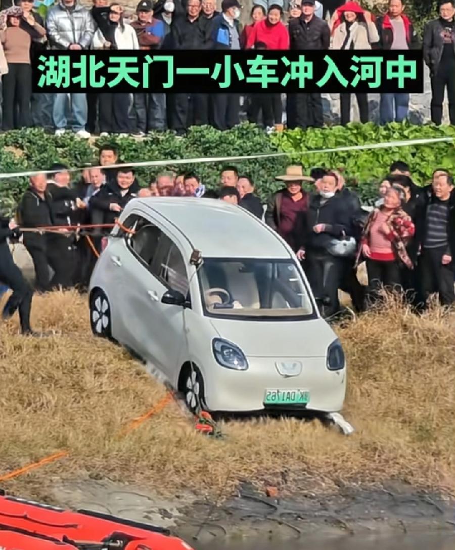 天门30岁女司机，新能源车冲入河里溺亡！看附近居民家监控，事发7点整，小车开着大