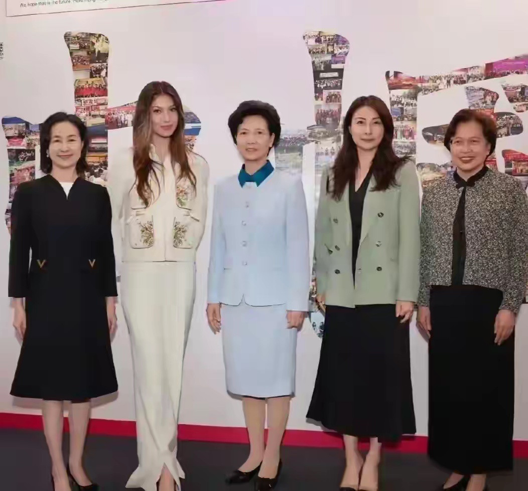 郭晶晶谷爱凌何超琼同框，气质一个比一个优雅！