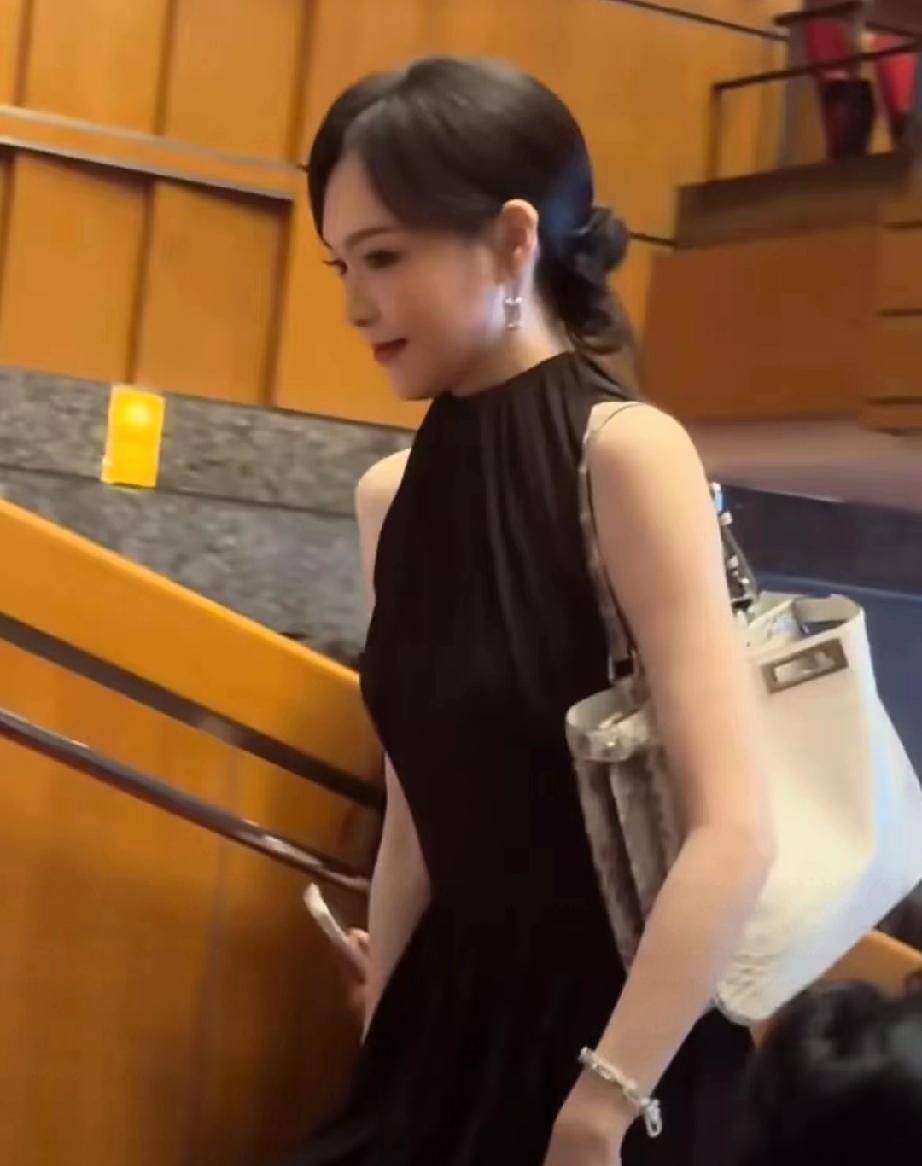 唐嫣独自现身女儿幼儿园活动，温柔模样太圈粉六一临近，唐嫣现身