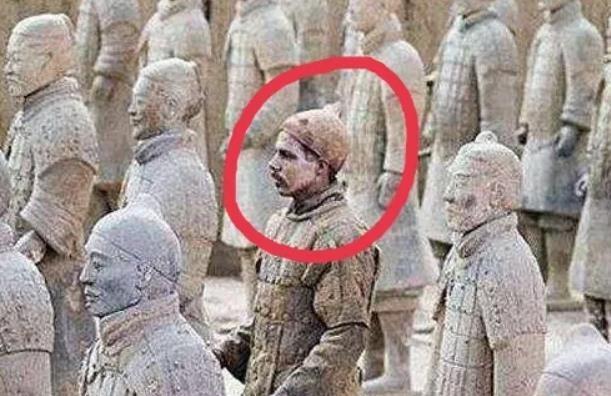🌞2006年，一位阿姨在兵马俑博物馆参观时，突然指着坑里的一尊兵马俑，不可