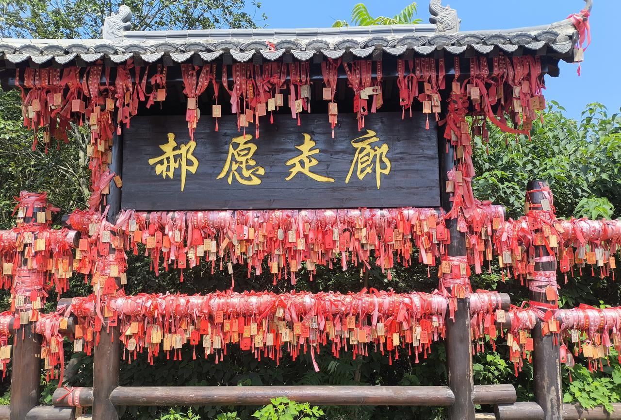 人和人之间还是要保持一点距离，特别是那些孩子们准备结婚的家庭，现在的人很多怕