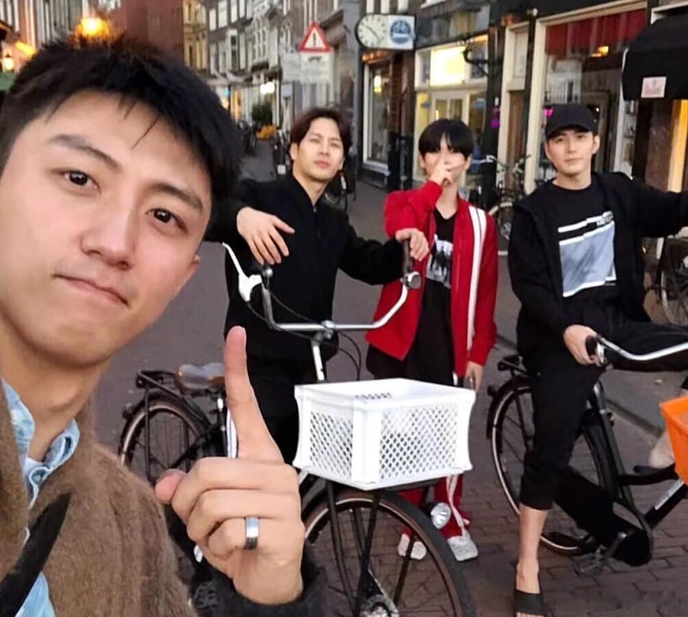 王嘉尔陈学冬同框陈学冬王嘉尔婚礼同框，真的是今夕是何年啊！陈学冬王嘉尔婚礼同框