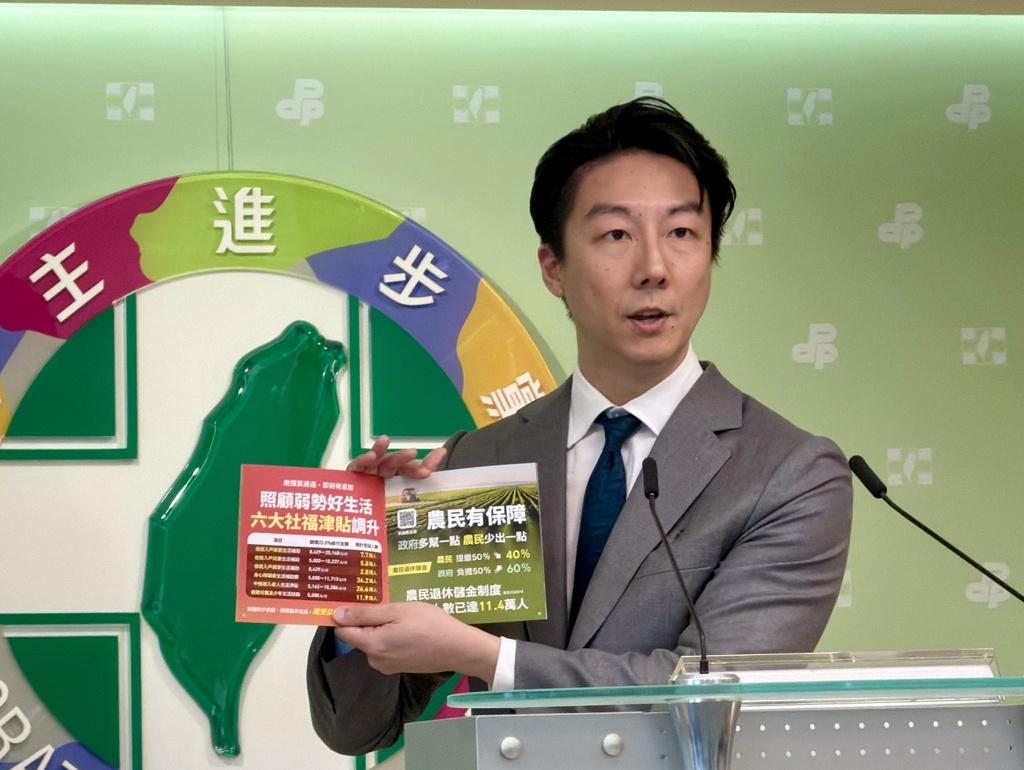 白话文翻译吴峥“又不是我逼你吃”，蓝营美女李明璇：拳头都硬了台湾中联致癌油引发