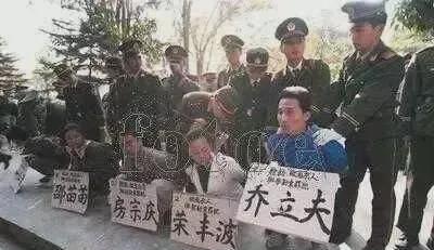 1995年，“全国散打冠军”乔立夫，被押往了东莞郊外刑场，镜头里的他虽然五花大绑