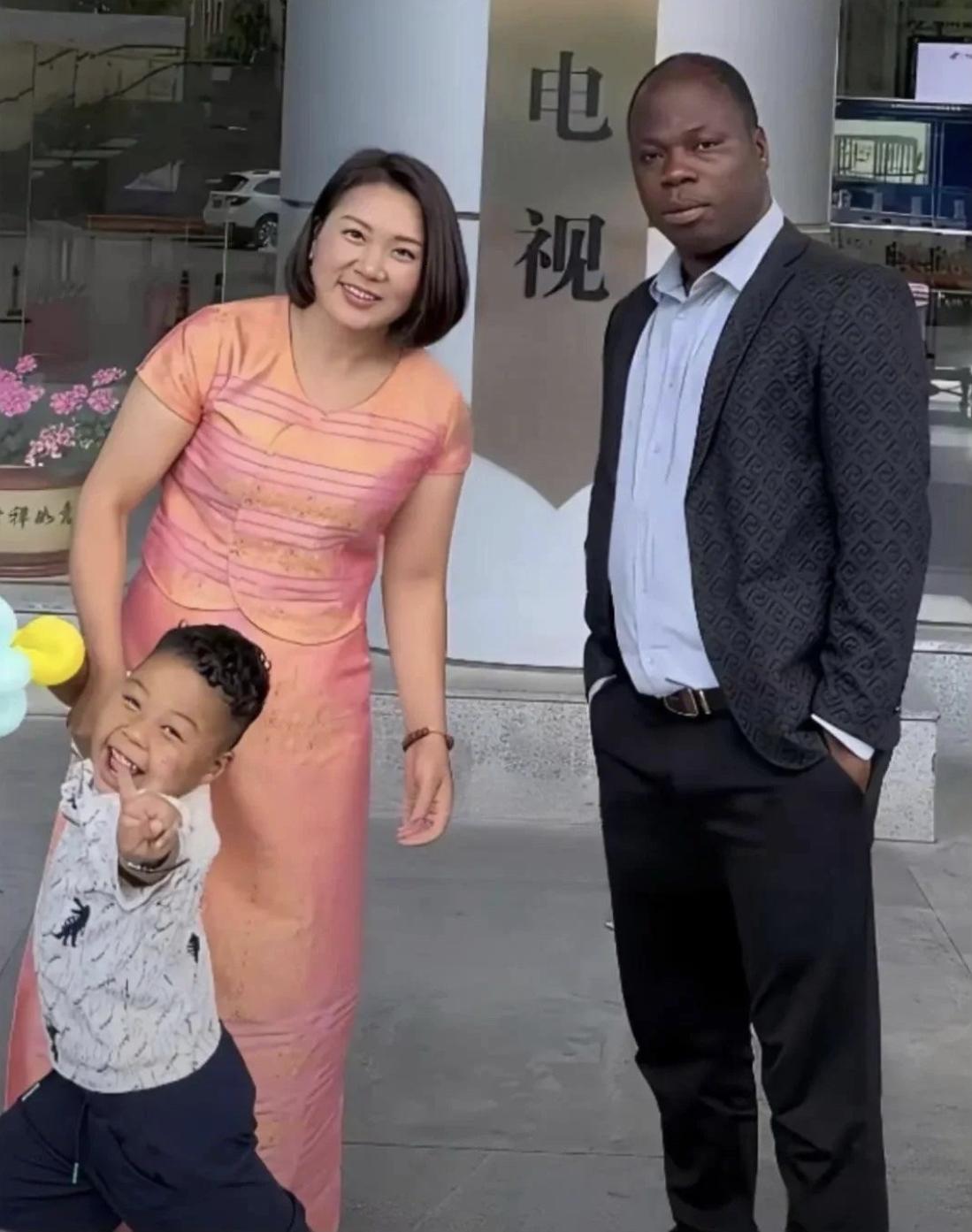 一开始，我以为是AI生成的，但是看到孩子，确定这是一家三口。在看到图二，那就