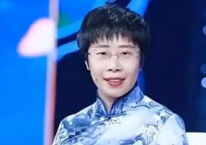 2019年，父母为44岁的蒙曼公开征婚，不要求车子、房子，更不看存款、相貌，只有