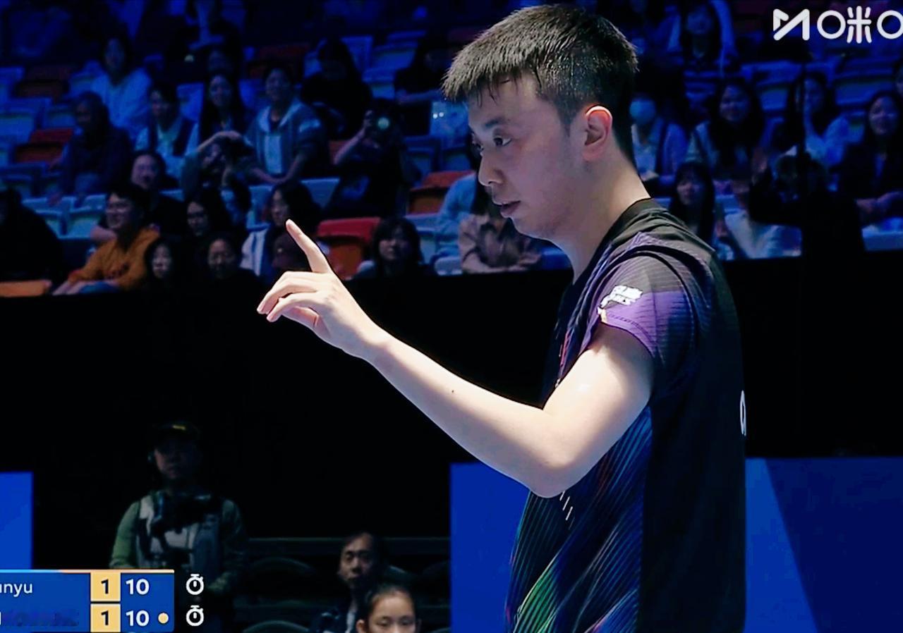 陈垣宇气坏了，每次都自己发球的时候，就有人带着喊加油！我看陈垣宇皱了几次