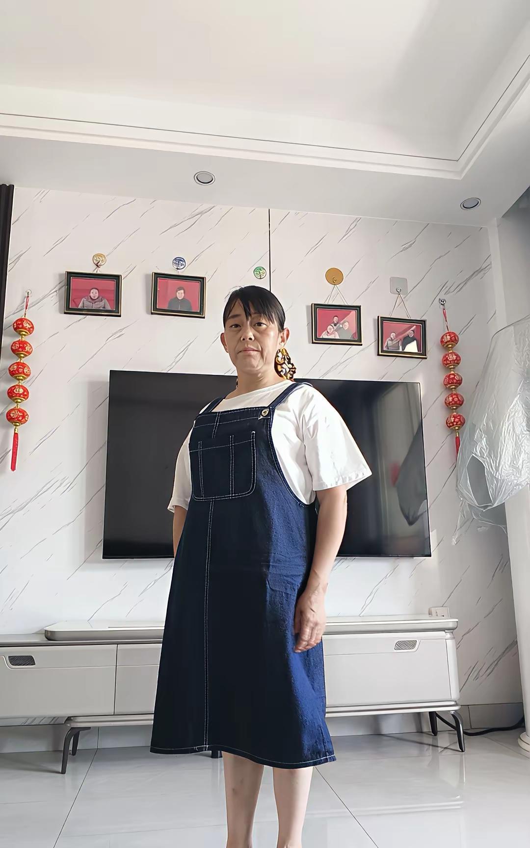 这位自称是42岁的“中年少女”，虽然长得磕碜了一点，也“着急”了一点，但她那份自