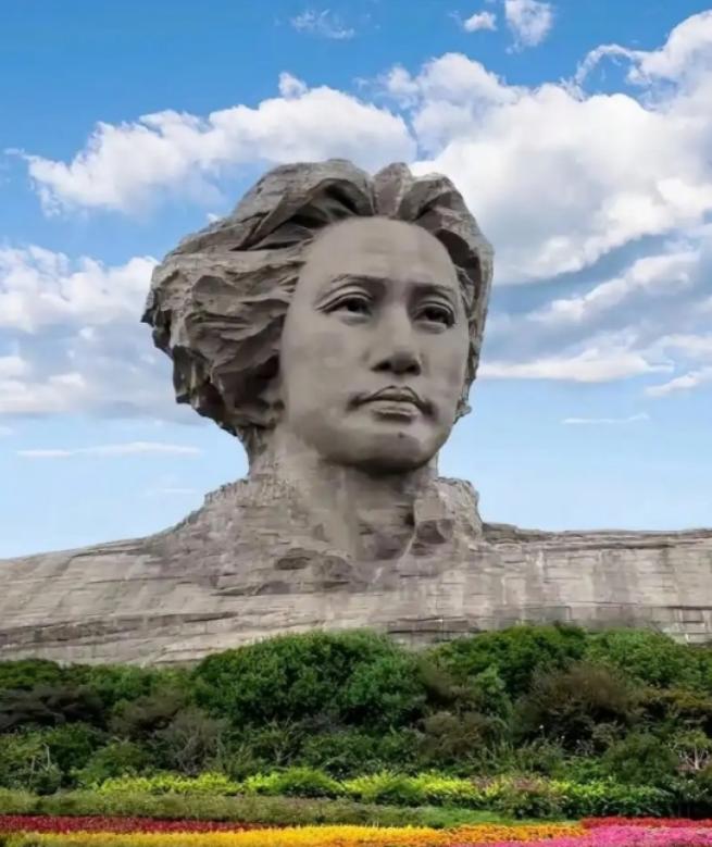 橘子洲头的毛主席雕像建成后，有人曾给长沙市长写信：“毛主席40多岁下巴才有痣，青