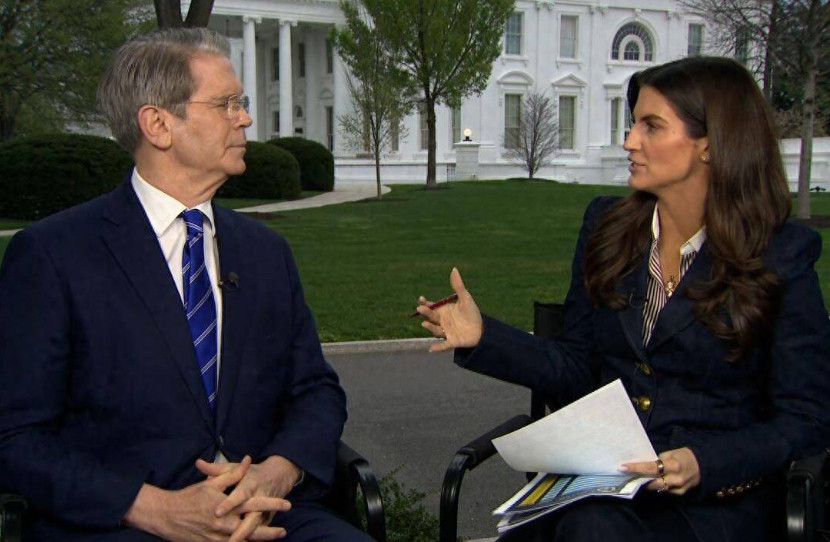 最近，美财长贝森特在一次电视访谈中抛出一个让主持人当场愣住的观点：美国可能很快会