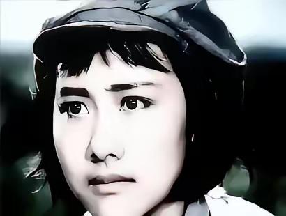 1940年，敌人把一昏死过去的西路军女战士扔进了垃圾坑里。她刚缓缓睁开眼睛，一个