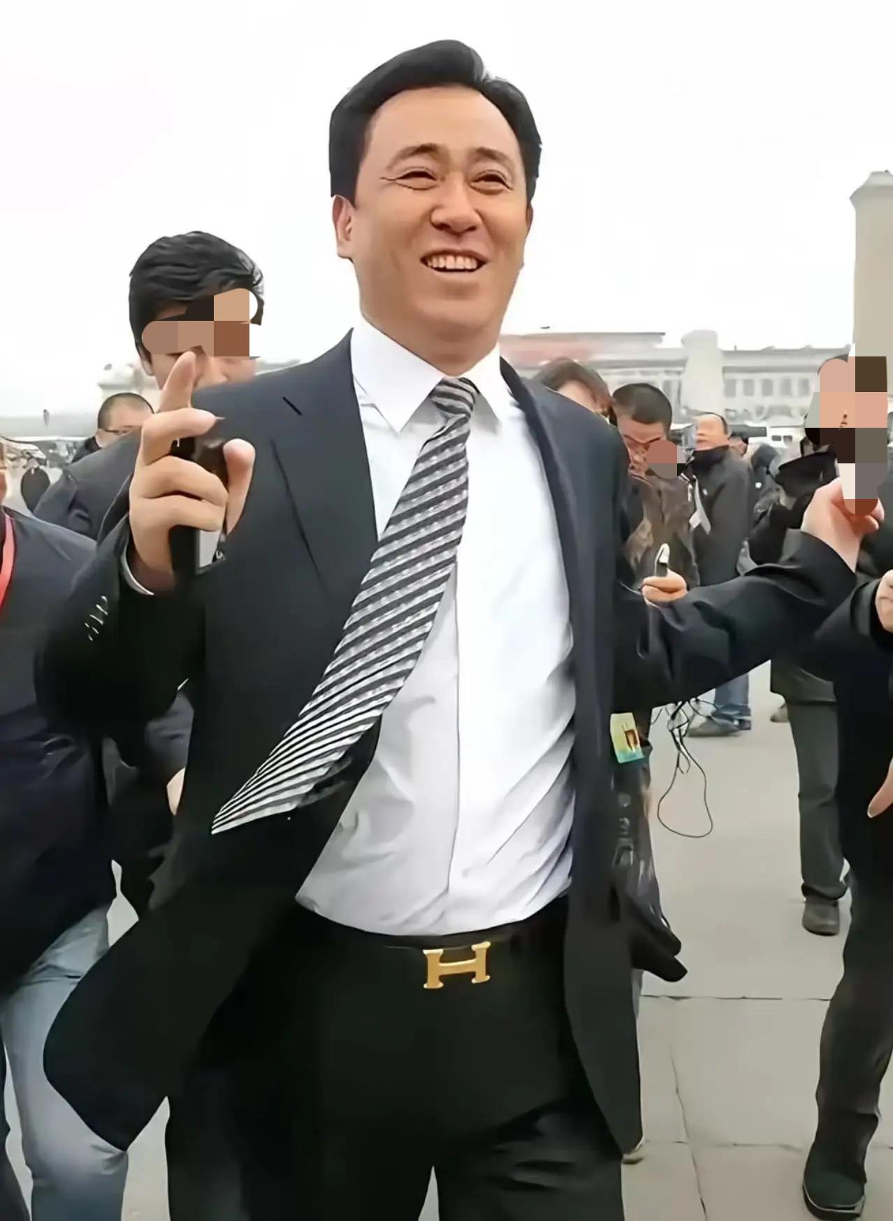 看着如今头发眉毛尽数发白的许家印，真真切切体会到什么叫眼见他起高楼，眼见他楼塌了