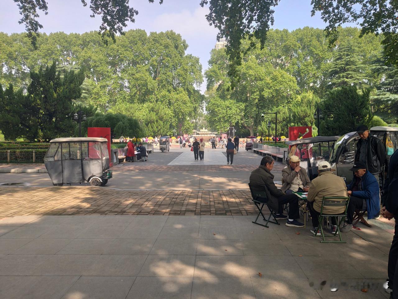 今天的郑州市天气预报翻车了，预报的是阴天转小雨，但一大早就朗朗晴天，公园里被连日