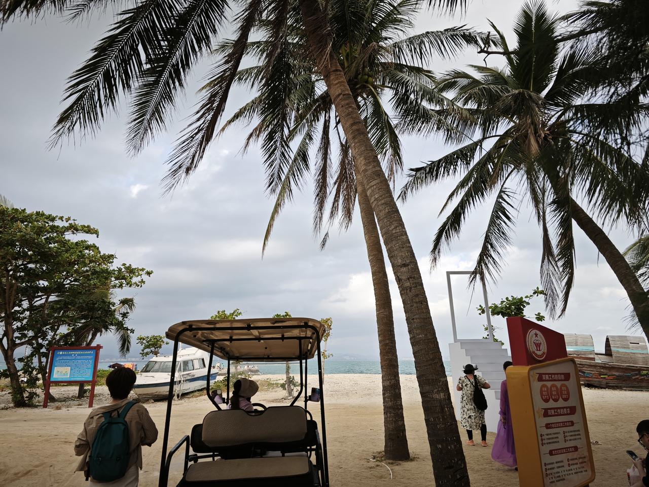 看看你手机里最美的海南海风裹着椰林的气息漫过沙滩，时光在这里好像也放慢了脚步，只