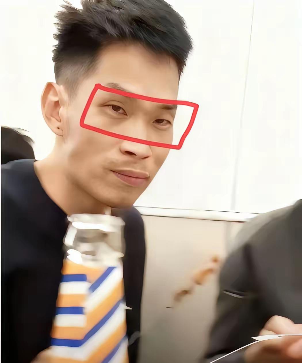 看面相就穷凶极恶之徒，枉费发小对他这么好梁先生发小的面相就比较凶恶，三