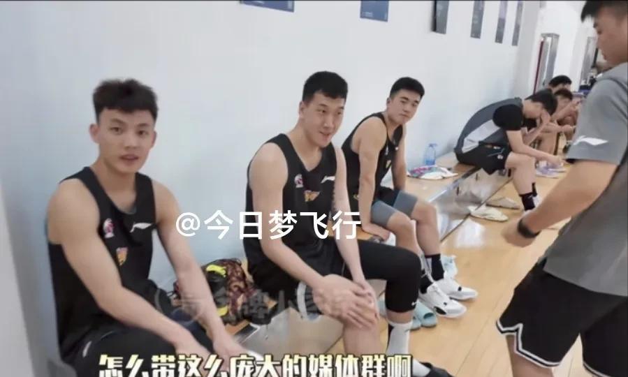 关C傅去广州二沙岛探营，广东队球员说：请回吧！前天，广东体育频道专项记者关辛去