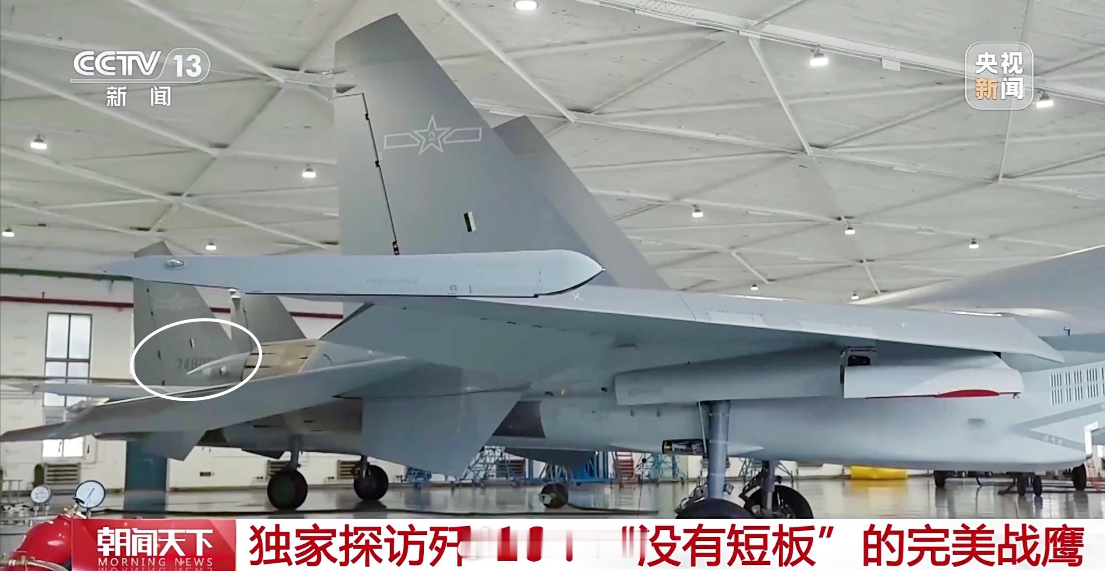 南空某部J-16在沈飞机库。来自央视。​​​