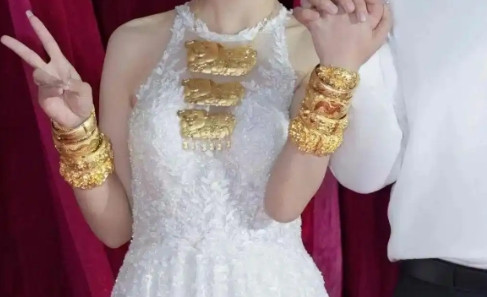 “娶对人了！”广东广州，一对情侣结婚，可由于现在金价太高，妻子不忍心丈夫花大价钱