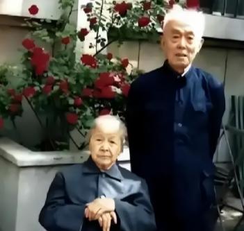 1964年，北大教授季羡林听说妻子彭德华要来北京，连夜把家里的大床换成了单人床，