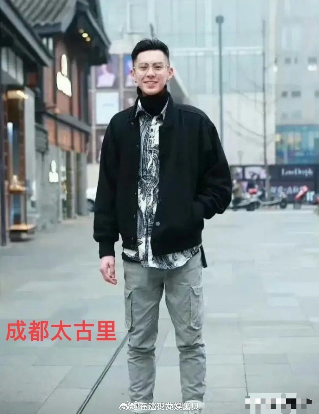 在成都太古里被街拍的王鹤棣，那时的他还在给家里的烧烤店帮厨，现在已经是一线明星了