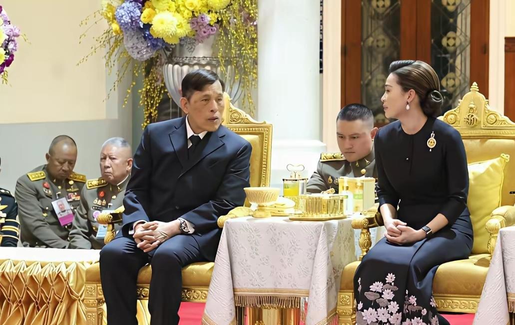 苏提达，才是那个人间清醒！她是泰王的第四任，也是最长的一位，没有被“打入冷宫”
