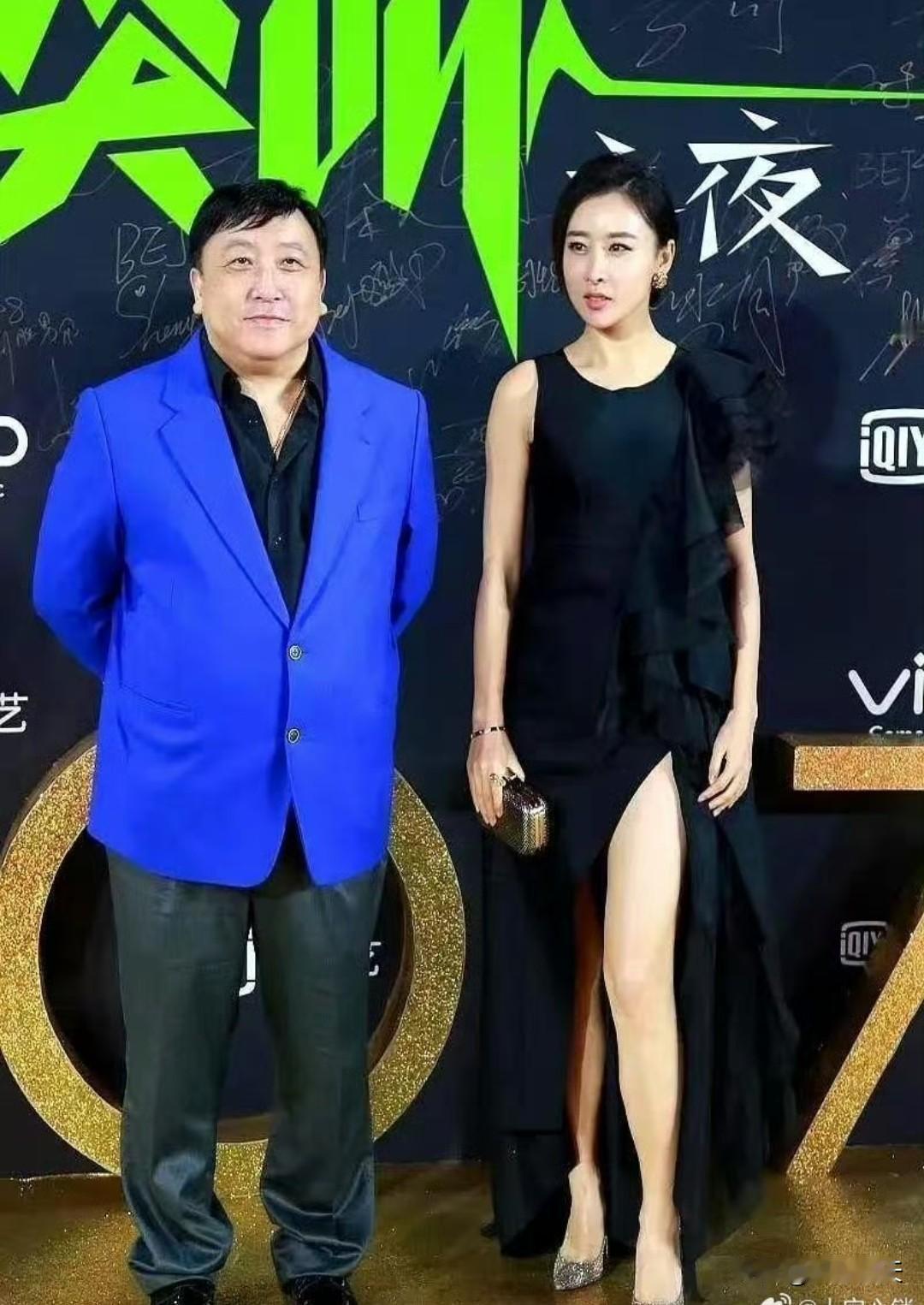 马苏这几年的状态，藏都藏不住啊！早年跟王晶走红毯那身黑高叉礼服，性感妩媚的劲儿真