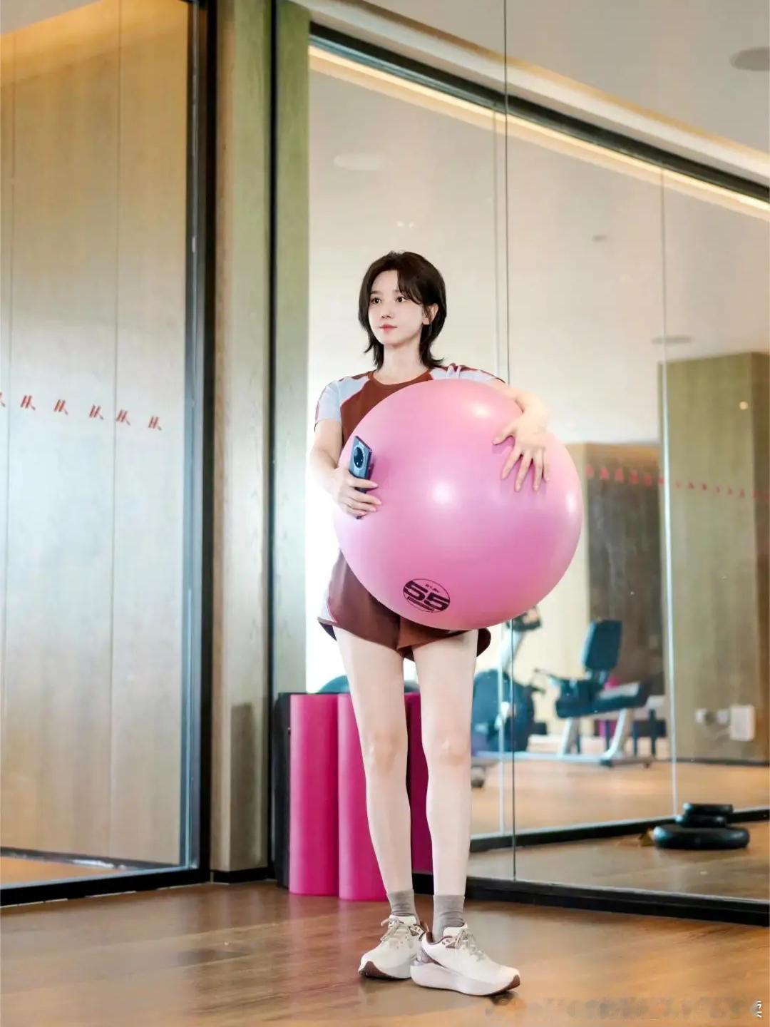 近日，陈小纭凭借一双比例超绝的腿型意外刷屏。镜头里的她双腿纤细匀称，线条干净流畅