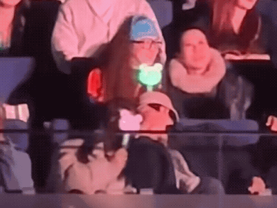 陈楚生，笑嘻嘻的凑过去和云姐咬耳朵，竟然还被揍了[笑着哭]，云姐就这么轻轻一