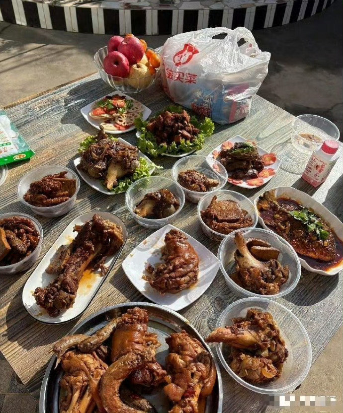 第一次去男朋友家，左边是理想，右边是现实[笑着哭]​​​