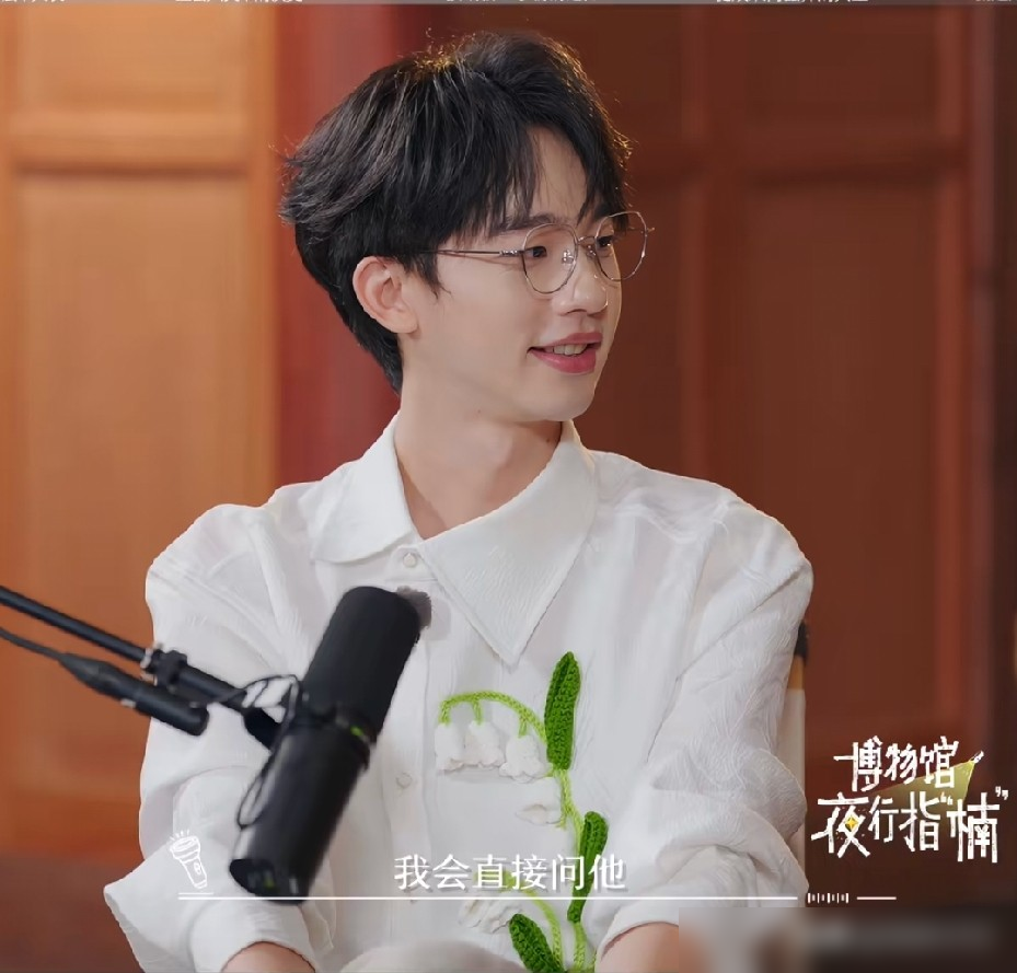 谢楠刚来北京那年，把经纪合同发给何炅，就想着让人家帮忙扫一眼。结果何炅真就一页一页翻，拿红笔把坑全给