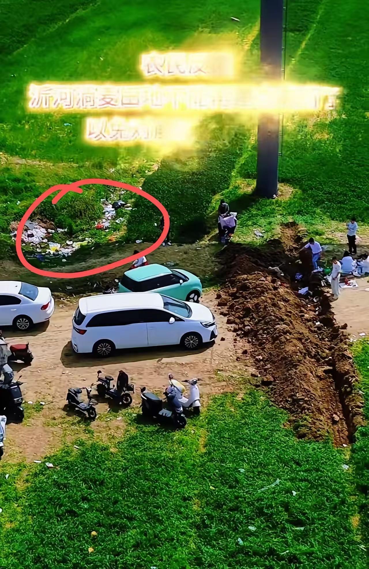 这起争议的核心是维权方式与合法边界的冲突：农民保护麦田合情合理，但挖路封路属于违