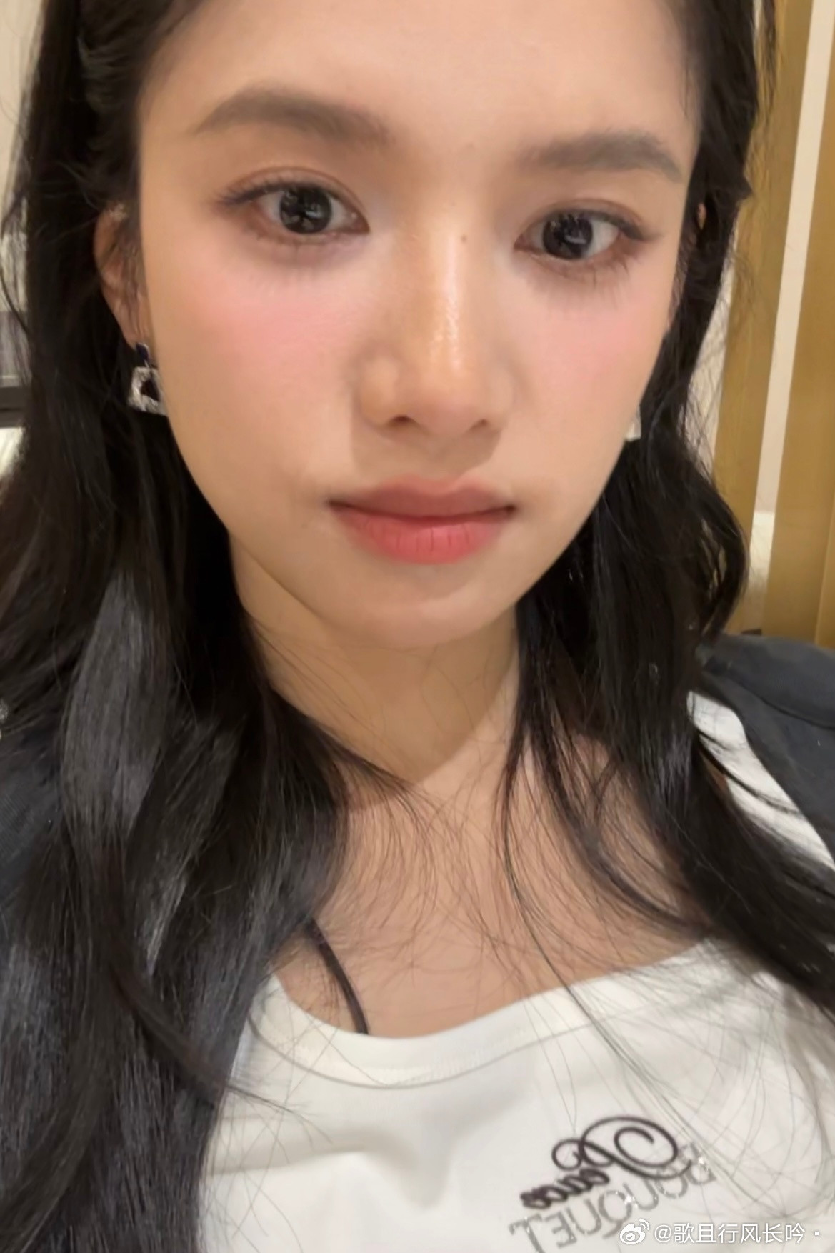 看了一会张婧仪直播这手就忍不住一直一直截图[跪了][跪了][跪了]​​​