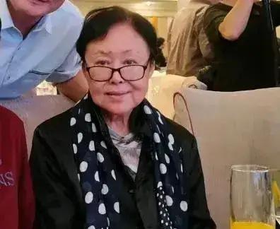 哇塞！73岁的斯琴高娃老师居然罕见露面！瞧她满脸都是岁月的痕迹，老态尽显啊。再瞅