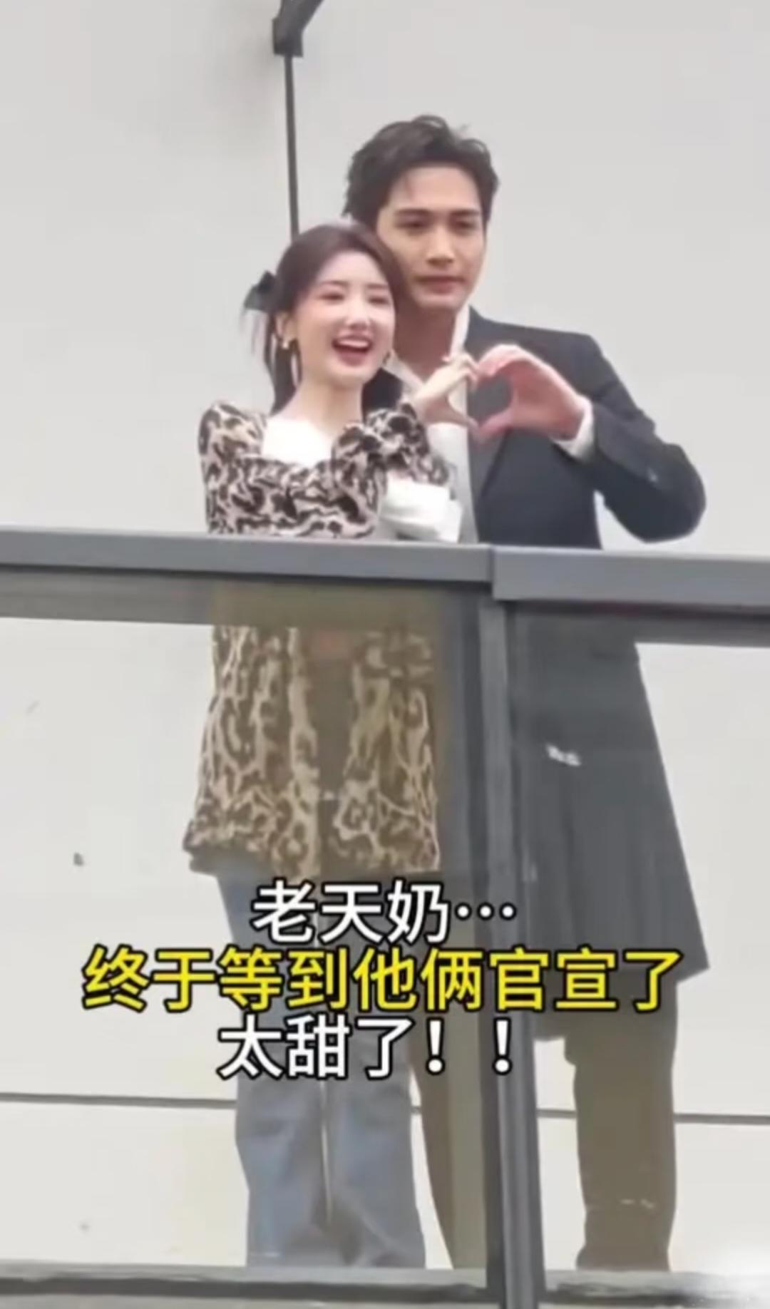 第一眼看过去以为是毛晓彤带着男朋友给大家看呢！这个男主看起来也挺帅的！但是两