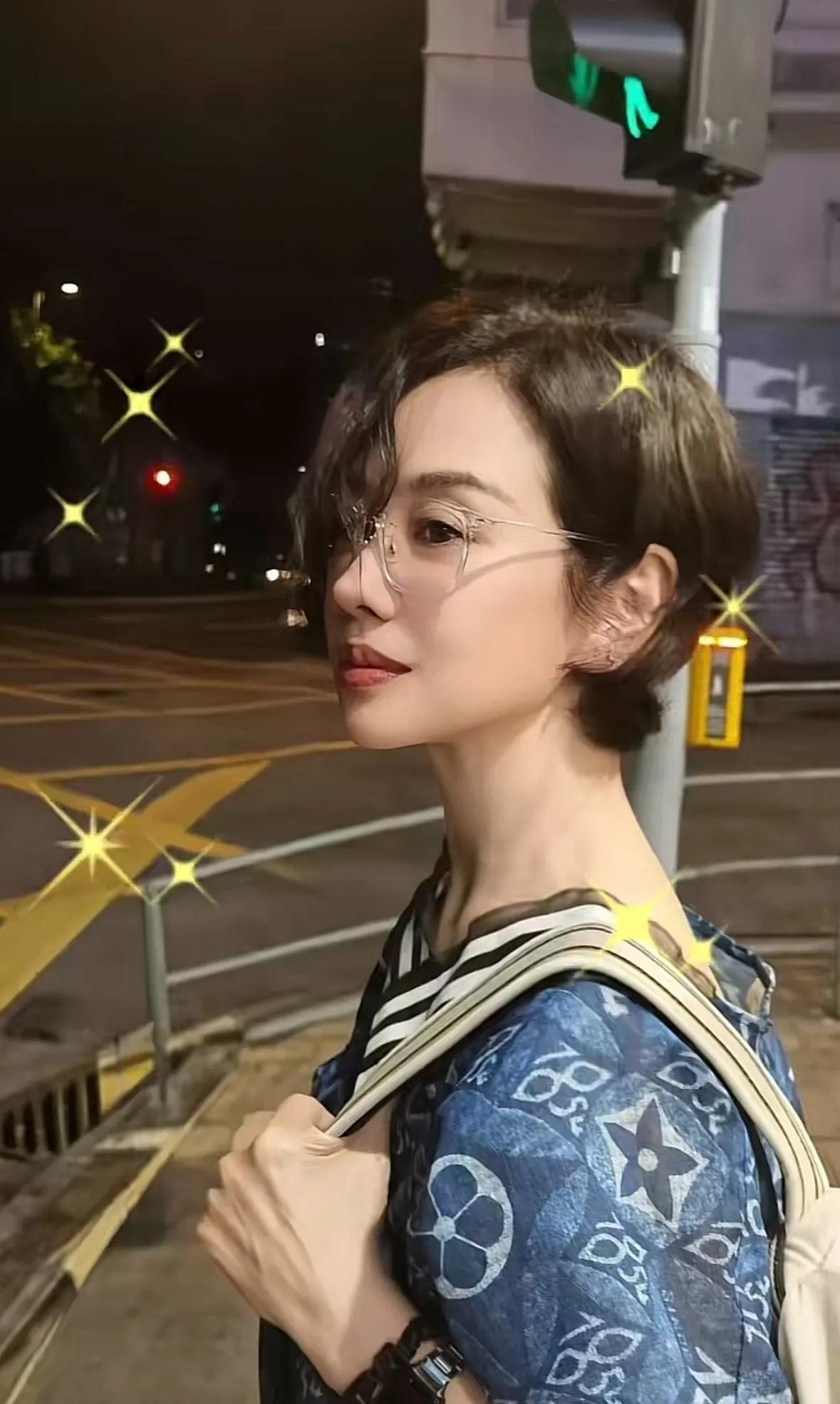 56岁的陈松伶剪掉了多年的长发，秒变《笑看风云》里的林贞烈，非常漂亮，状态回归。