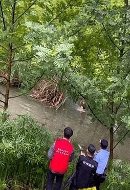 “危险”里坐着钓鱼大哥，你敢学吗？视频里，边的大哥稳如老狗，只盯浮漂。网友笑