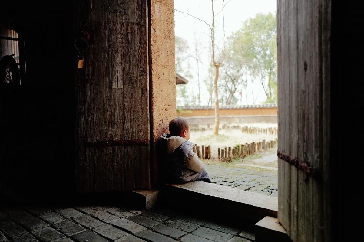 我有两个外甥，一个是留守儿童，一个不是！我的两个外甥，一个是姐姐家的，是留守